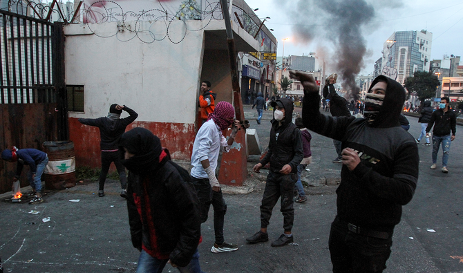Des manifestants jetant des pierres sur le bâtiment gouvernemental du Sérail, lors d'une manifestation contre le confinement et l'aggravation des conditions économiques, en pleine propagation du coronavirus (Covid-19), à Tripoli, Liban, le 26 janvier 2021 (Reuters)