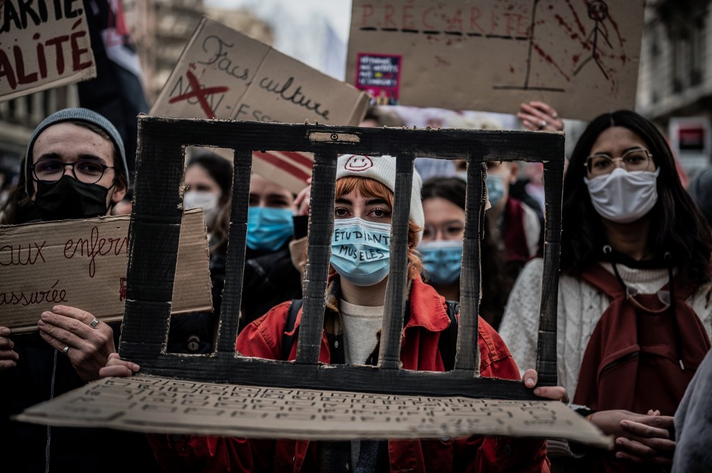 Crise sanitaire et salaires mobilisent une partie du monde de l'éducation en France