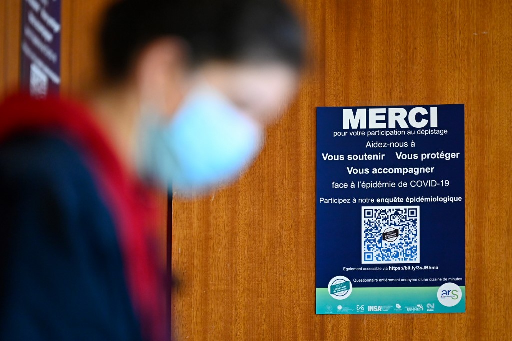 Une étudiante attend les résultats de son test COVID 19 dans un bâtiment universitaire de Rennes, dans l'ouest de la France, le 25 janvier 2021, au milieu de la crise liée à la pandémie Covid-19 causée par le nouveau coronavirus. (Damien MEYER / AFP)