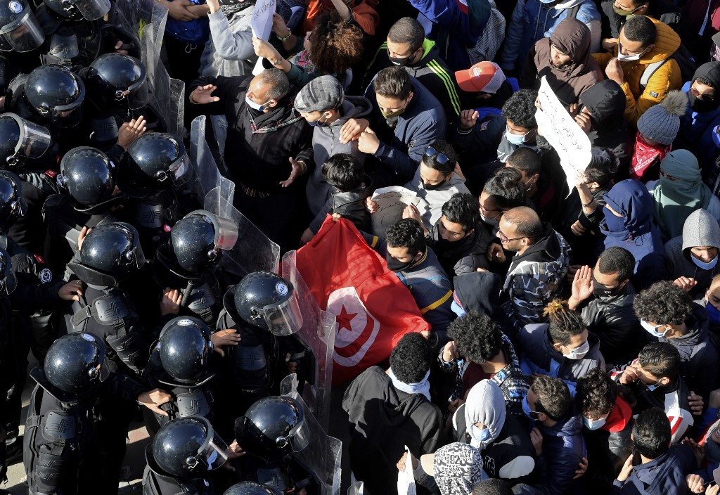 Dix jours après le début des protestations aux quatre coins de la Tunisie, à l’occasion du 10e anniversaire de la révolution tunisienne, des manifestants ont mis le cap le 26 janvier 2021 sur le siège de l’ARP, l’un des trois centres du pouvoir. (AFP)