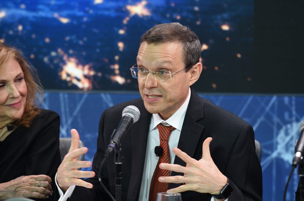 Avi Loeb, Frank B.Baird, Jr., professeur de sciences à l'Université de Harvard s'exprime au One World Observatory le 12 avril 2016 à New York. (AFP)