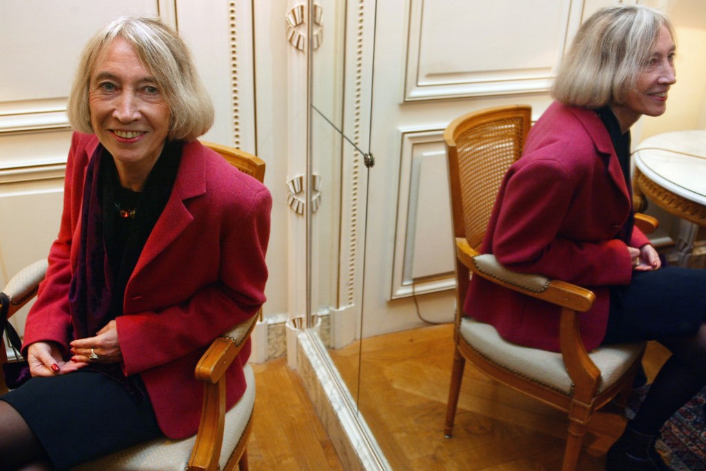 Dans cette photo d'archive prise le 7 novembre 2002, la romancière française Chantal Thomas pose à Paris, après avoir reçu le prix littéraire Femina pour son livre "Les adieux a la reine". (AFP)