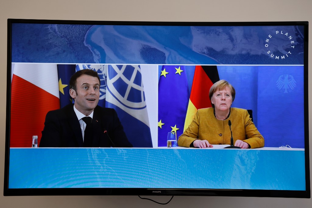 Le président français Emmanuel Macron et la chancelière allemande Angela Merkel assistent à une vidéoconférence lors du One Planet Summit, dans le cadre de la Journée mondiale de la nature, dans la salle de réception de l'Elysée, à Paris, le 11 janvier 2021. (AFP)