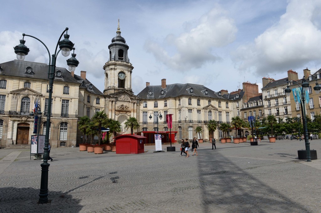 Les gens marchent à travers la Place de la Mairie (place de l'hôtel de ville) dans le nord-ouest français de la ville de Rennes, le 16 août 2015. (AFP)