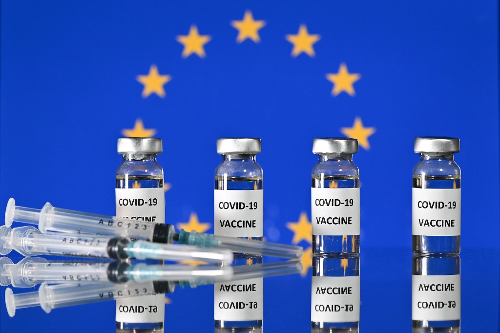 Dans ce fichier, une photo d'illustration prise le 17 novembre 2020 montre des flacons avec des autocollants pour le vaccin Covid-19 attachés et des seringues avec un drapeau de l'Union européenne. (AFP)