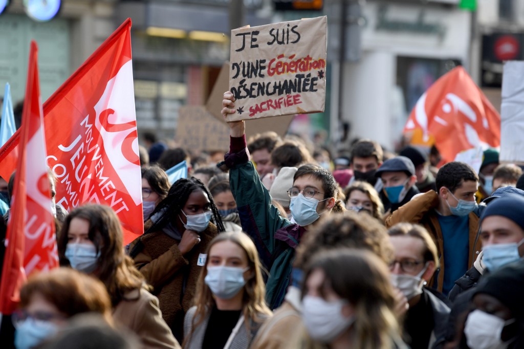 Un manifestant tient une pancarte indiquant "J'appartiens à une génération désenchantée et sacrifiée" lors d'une manifestation à Paris, le 20 janvier 2021. (AFP)