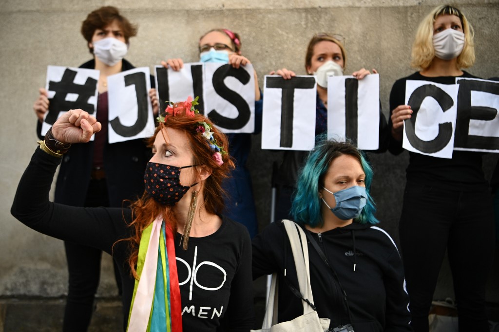 Des militantes féministes, des membres de l'association des droits des femmes et membre de l'organisation féministe «Collages Feminicides Paris» Marguerite Stern (à droite) tiennent des lettres formant le message «Justice». (AFP)