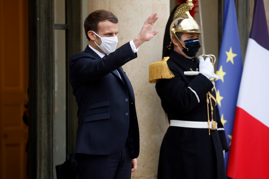 Le président français Emmanuel Macron au palais présidentiel de l'Elysée, le 27 janvier 2021 à Paris. (AFP)