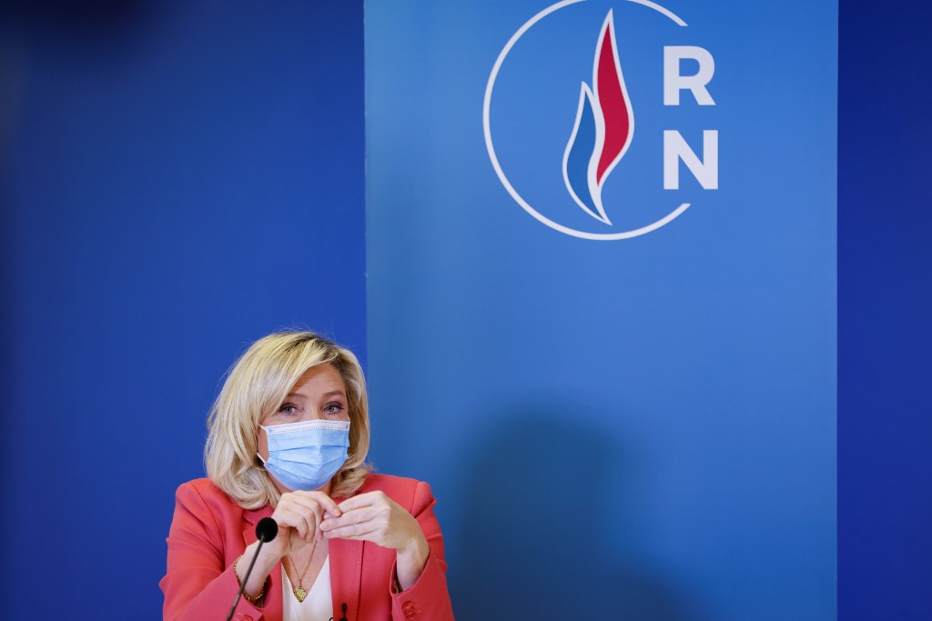 La chef du parti d'extrême droite Rassemblement national (RN) Marine Le Pen, masquée, assiste à une conférence de presse pour présenter un "contre-projet" au projet de loi gouvernemental contre le "séparatisme", au siège du parti à Nanterre, près de Paris, le 29 janvier 2021. (Thomas SAMSON / AFP)