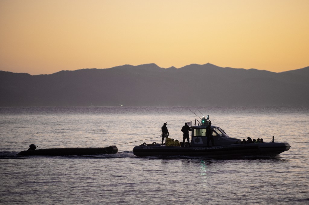 Un patrouilleur Frontex remorque un canot pneumatique avec des migrants secourus en pleine mer, alors qu'ils arrivent au port de Skala Sikamias, sur l'île de Lesbos, le 29 septembre 2019. (AFP)