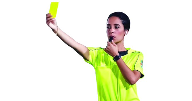 Le premier groupe d'arbitres féminines de football saoudien reçoit une accréditation