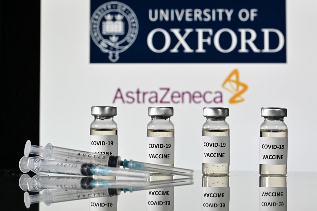 Des flacons de vaccin contre la Covid-19 et des seringues, avec le logo de l'Université d'Oxford et de son partenaire la société pharmaceutique britannique AstraZeneca. (AFP)