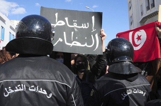 Des centaines de Tunisiens protestent contre les dérives policières