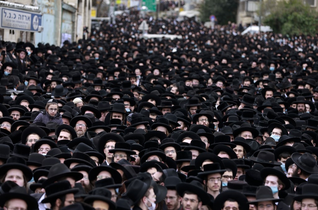 Israël: une foule d'ultra-orthodoxes aux obsèques d'un rabbin malgré le virus