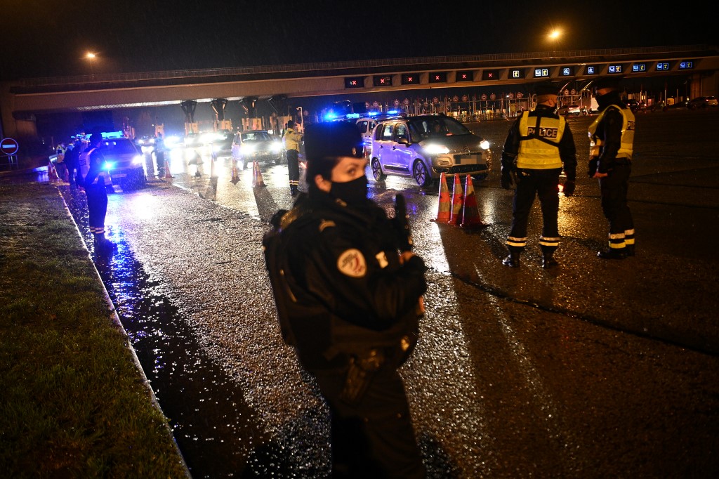 Les gendarmes français et les CRS (Compagnies républicaines de securite) effectuent des contrôles d'autorisation des voyageurs, à la périphérie ouest de Paris. (AFP)
