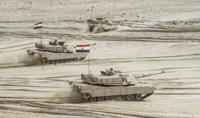 Des chars égyptiens prennent part aux manœuvres militaires du Bouclier arabe dans la base militaire de Mohamed Naguib, à Marsa Matrouh au nord-ouest de la capitale, Le Caire. (photo d’archives/ AFP)
