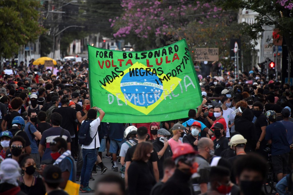 Les gens manifestent contre le racisme et contre le président brésilien Jair Bolsonaro à Sao Paulo, Brésil, le 7 juin 2020 au milieu de la pandémie du nouveau coronavirus. (AFP)