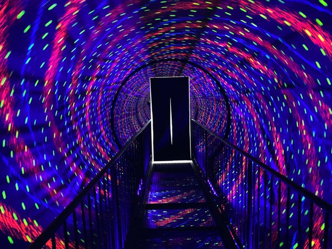 Le «Tunnel Vortex», une exposition vertigineuse mais fascinante qui vous donne l'impression de tourner dans l'espace. (Photo d’AN par Thamer Alfuraiji)