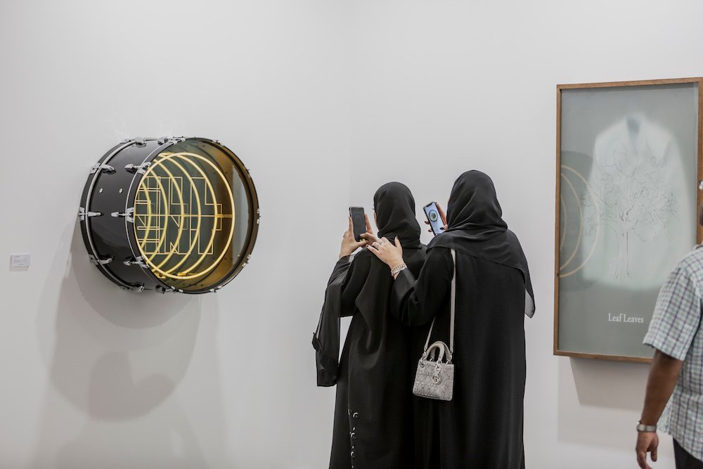 À présent, avec le retour au verrouillage dans de nombreux pays, l'art est exposé en ligne et à travers les médias sociaux ou sur rendez-vous dans les galeries et les musées. (Fourni)