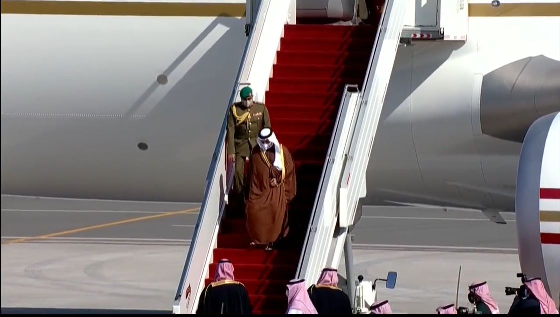Premier à fouler le sol saoudien, &nbsp;le prince héritier Salman bin Hamad Al-Khalifa (Capture d'écran)