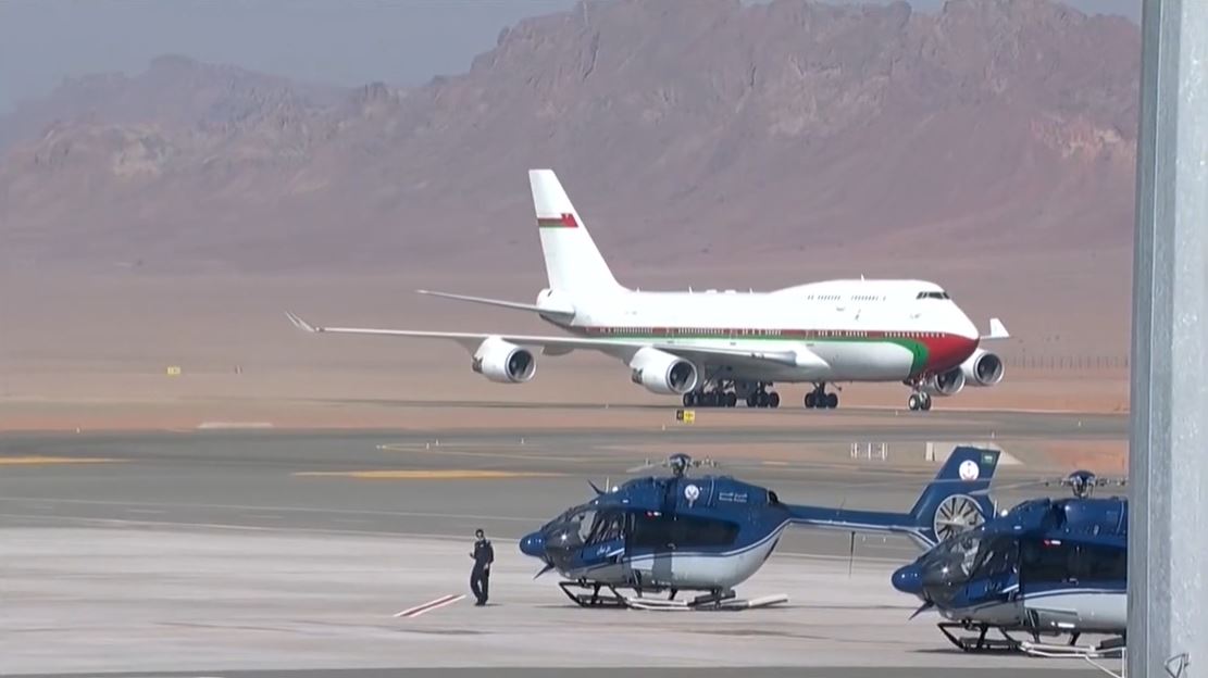 La délégation d' Oman dirigée par le vice-Premier ministre arrive à l'aéroport d' Al-Ula (Capture d'écran)