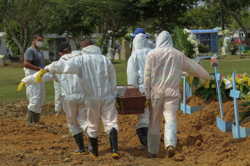 Les habitants de Manaus enterrent leurs morts. (AFP)