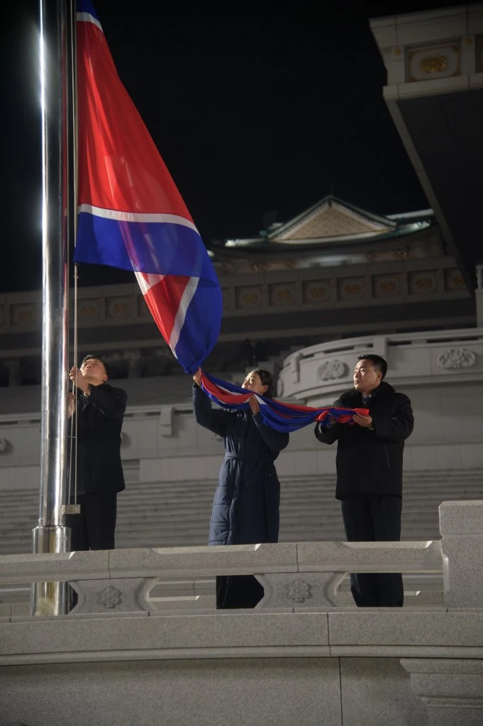Un drapeau nord-coréen est hissé dans le cadre des célébrations du Nouvel An sur la place Kim Il Sung à Pyongyang le 1er janvier 2021. (AFP)