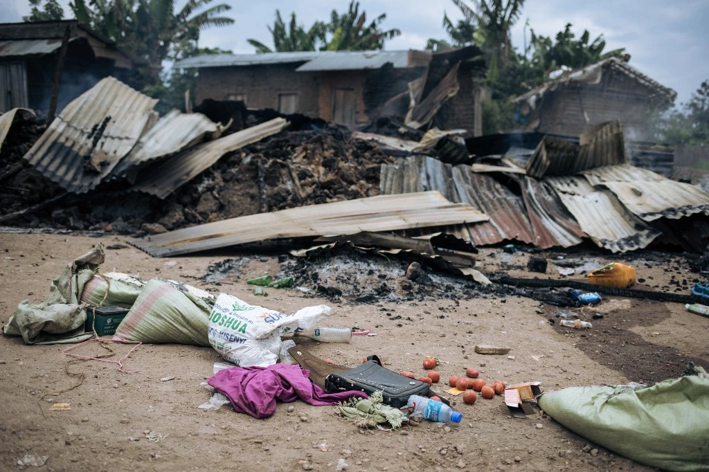 Des maisons incendiées dans le village de Manzalaho près de Beni le 18 février 2020, à la suite d'une attaque attribuée au groupe rebelle Allied Democratic Forces (ADF). (AFP)