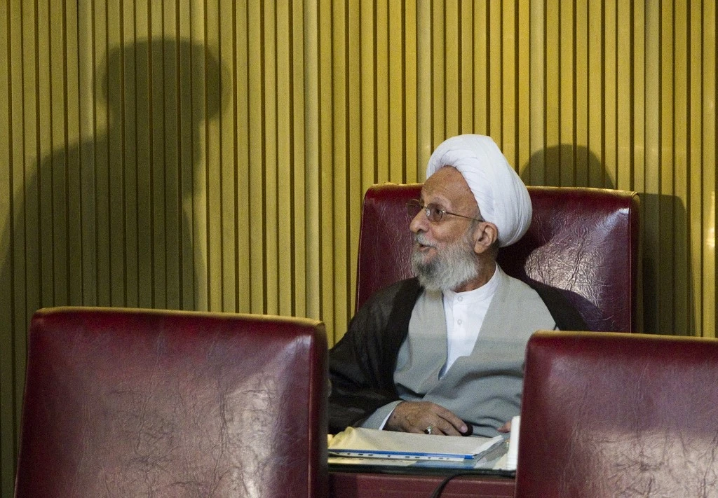 Une photo d'archive prise le 6 septembre 2011 montre le haut religieux iranien et membre de l'Assemblée des experts Mohammad Taghi Mesbah-Yazdi parlant avec un ecclésiastique lors de la session semestrielle de l'Assemblée à Téhéran. Mesbah-Yazdi est décédé le 1er janvier 2021. (Behrouz MEHRI / AFP)
