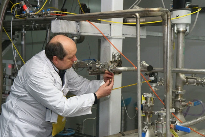 Un inspecteur de l’Agence internationale de l’énergie atomique débranche les connexions entre les deux cascades pour une production d’uranium de 20% au centre de recherche nucléaire de Natanz, à quelque 300 kilomètres au sud de Téhéran. (Photo / AFP)