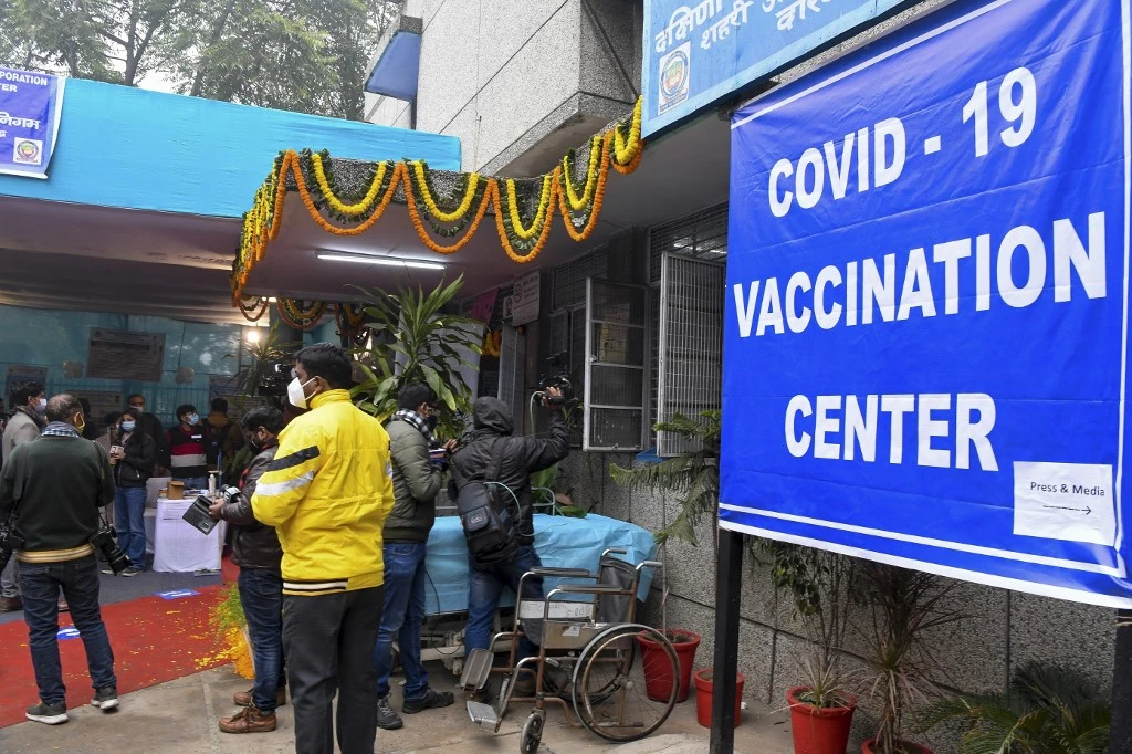 Journalistes à l'extérieur d'un centre de santé utilisé pour un essai à vide ou un exercice simulé pour la livraison du vaccin contre le coronavirus Covid-19 à New Delhi, le 2 janvier 2021. (AFP)