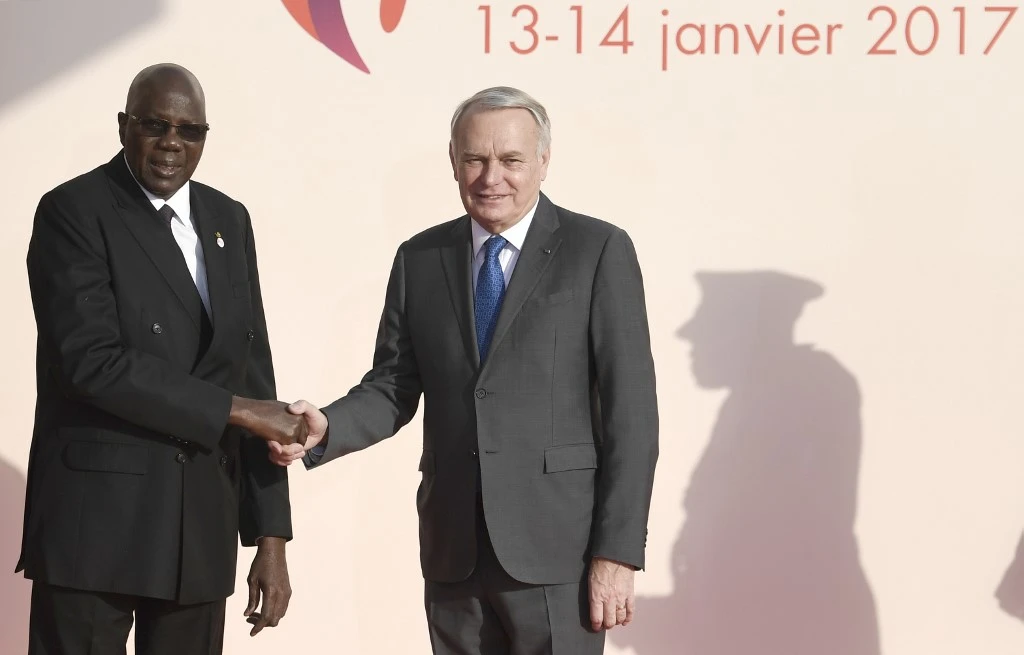Le Premier ministre malien Modibo Keita (à gauche) accueille le ministre français des Affaires étrangères Jean-Marc Ayrault au début du sommet Afrique-France à Bamako le 14 janvier 2017. (AFP)