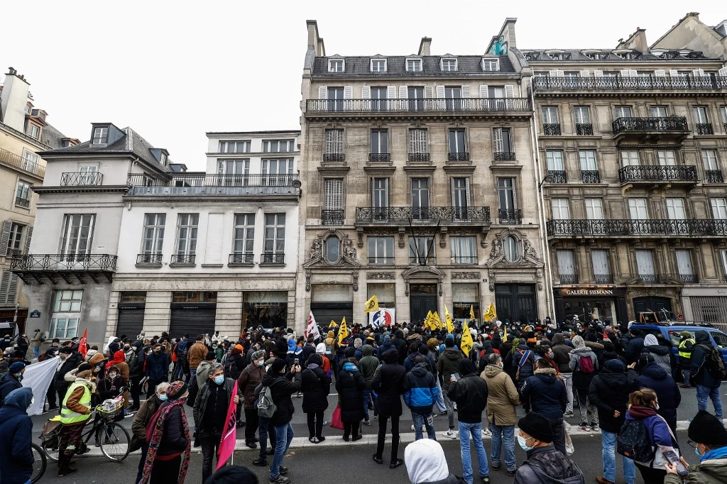 Sous les banderoles «Un toit c'est un droit» ou «Logement vides, rues pleines», plusieurs membres d'associations, comme Attac, ou du parti Europe Ecologie les Verts (EELV), ont participé à cette manifestation qui s'est élancée devant le ministère du Logement.(AFP)