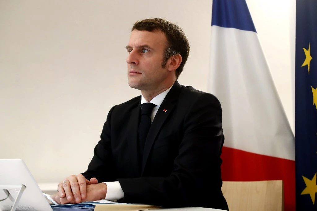 Le président français Emmanuel Macron participe à une réunion par vidéoconférence avec le président du Conseil européen, le président de la Commission européenne, la chancelière allemande et le président chinois pour approuver un pacte d'investissement entre la Chine et l'Union européenne, le 30 décembre 2020, au Fort de Bregancon, à Bormes- les-Mimosas, sud-est de la France. (AFP)