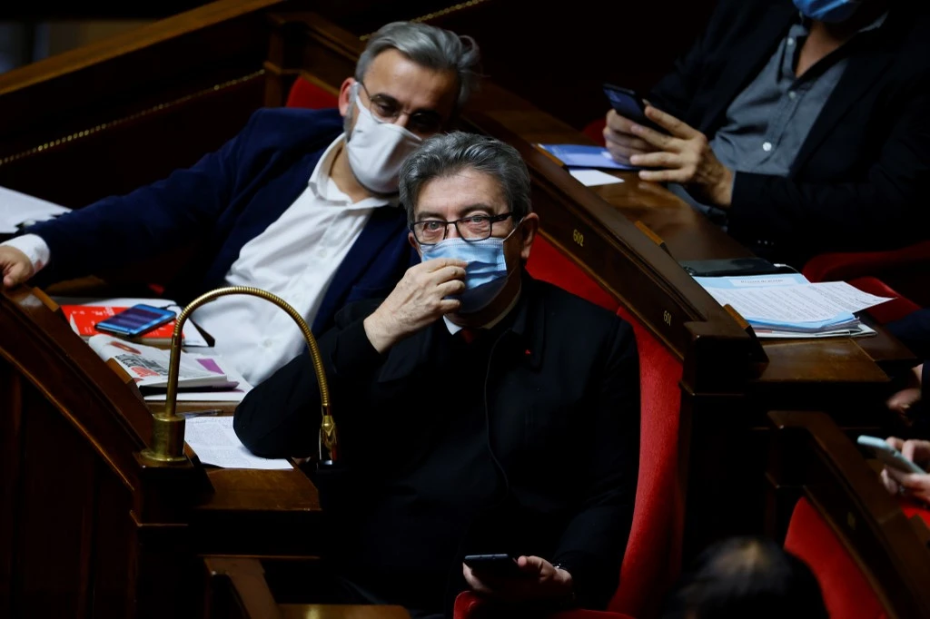 Le président du groupe parlementaire La France Insoumise (LFI), Jean-Luc Mélenchon, assiste à une séance de questions au gouvernement à l'Assemblée nationale à Paris le 8 décembre 2020. (AFP)