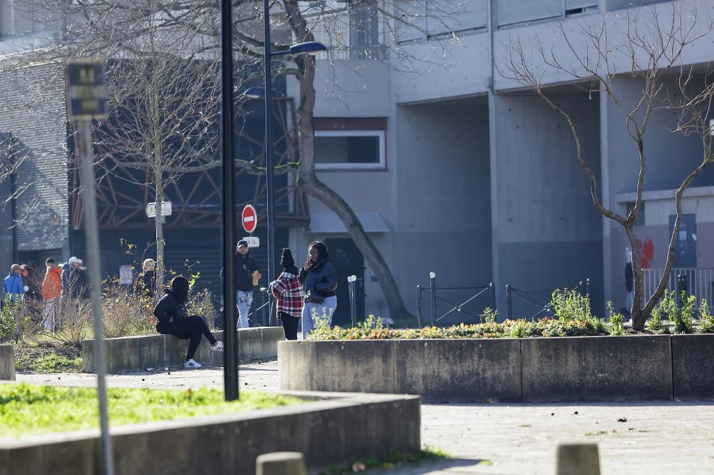 Une vue générale prise le 3 janvier 2021 montre des habitants du quartier d'Aubiers à Bordeaux, dans le sud-ouest de la France, après qu'un adolescent a été tué et quatre autres blessés dans une fusillade pendant la nuit. (AFP)