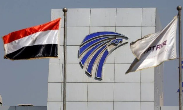Les drapeaux d'Égypte et d'Egypt Air flottent devant un bâtiment de service à bord d'Egypt Air. (Reuters)