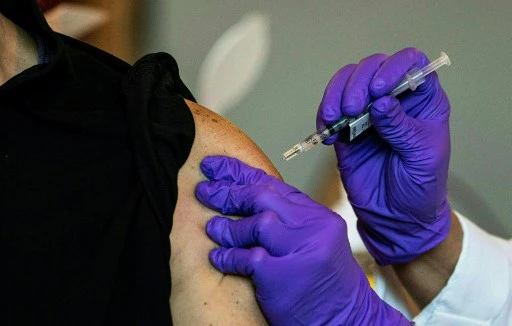 Vaccins: face à une distribution lente, les scientifiques évaluent de nouvelles tactiques