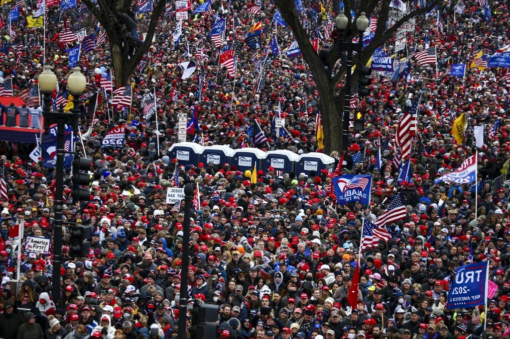 Les partisans du président américain Donald Trump organisent un rassemblement devant le Capitole américain alors qu'ils protestent contre le prochain collège électoral. (AFP)