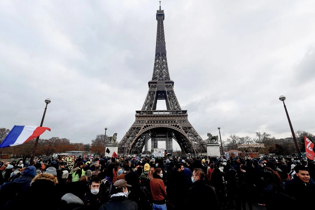 Une centaine de personnes ont défilé mercredi à Paris pour rendre hommage à trois militantes kurdes. (AFP)