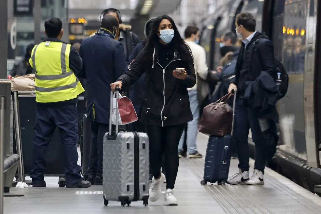 Il importe de généraliser le port du masque, limiter le nombre de rassemblements sociaux, respecter l'éloignement physique et le lavage des mains, et associer ces mesures à des systèmes de dépistage et de traçage adéquats et à l'isolement des malades. (AFP)