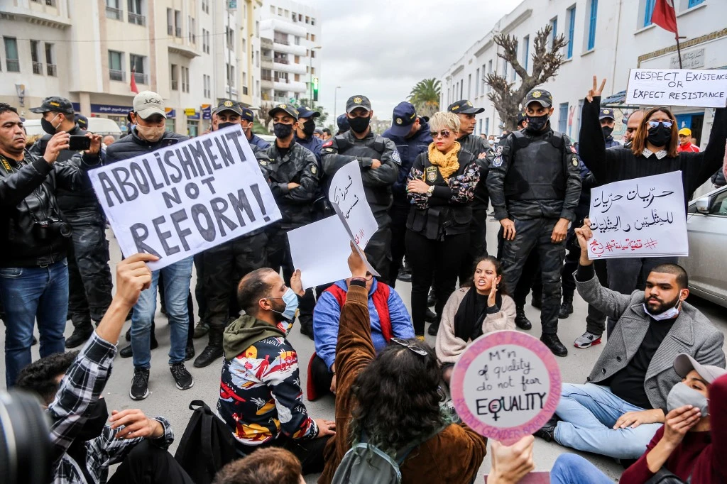 Des manifestants scandent des slogans contre des députés tunisiens devant le bâtiment du parlement de la capitale Tunis le 18 décembre 2020. Des dizaines de manifestants ont manifesté à Tunis le 18 décembre pour dénoncer les discours «haineux» et «violents» de certains députés au Parlement, et réclamer des mesures à leur encontre. (ANIS MILI / AFP)