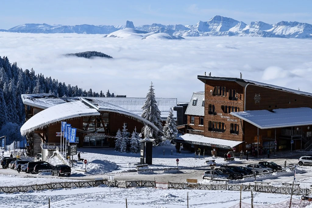 Une photo prise le 7 janvier 2021 montre la station de ski vide de Chamrousse, près de Grenoble, dans le massif de Belledonne. (AFP)