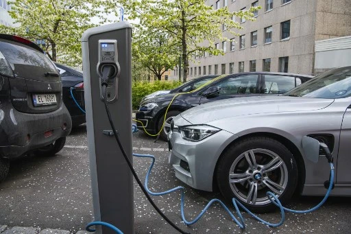 L'Etat norvégien va passer au tout-électrique et tripler la taxe carbone