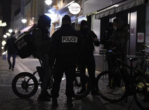 Covid-19: la France, en alerte, va étendre les couvre-feux