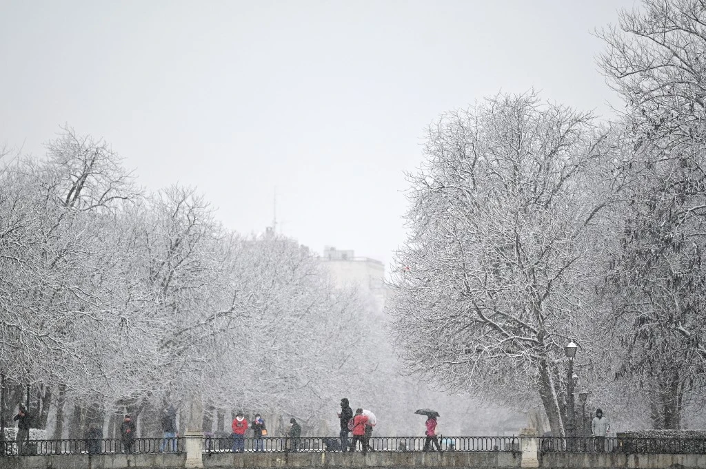 Chutes de neige historiques en Espagne, l'aéroport de Madrid fermé