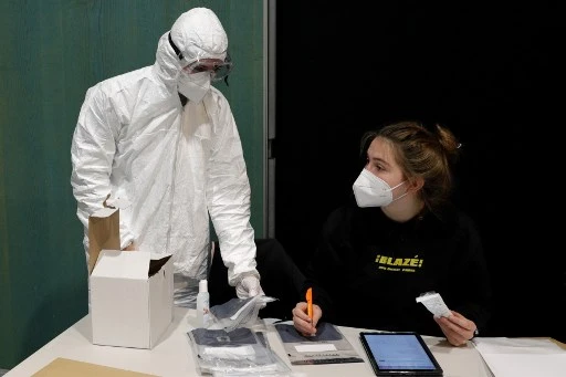 Livraison d’échantillons le 9 janvier 2021 dans un centre de test COVID-19 le 9 janvier 2021 à Bagneux, au sud de Paris. Deux cents personnes avaient été testées à Bagneux à 12h00 le 9 janvier 2021, alors qu'une opération de dépistage massive était en cours dans la banlieue parisienne, où une personne a été testée positive pour la souche britannique. (Geoffroy van der Hasselt / AFP)