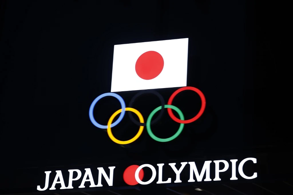 Des anneaux olympiques et un drapeau japonais sont vus sur le bâtiment du Musée Olympique du Japon à Tokyo le 8 janvier 2021. (AFP)