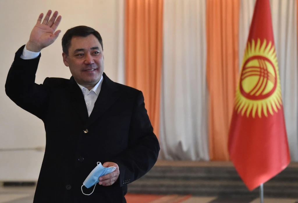 Le candidat présidentiel kirghize Sadyr Japarov lors de l'élection présidentielle kirghize et d'un référendum sur le système gouvernemental à Bichkek. (AFP)