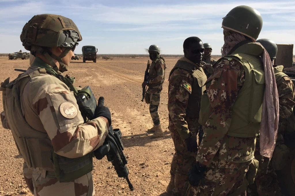 Soldats maliens participant à l'opération de coordination tactique «Hawbi» et soldats de la patrouille de la mission française Barkhane, le 2 novembre 2017, dans le centre du Mali. (AFP)